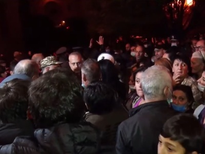 Կառավարության դիմաց քաղաքացիները պահանջում են չեղարկել Փաշինյանի ստորագրած փաստաթուղթը. նրանց մի մասը շարժվեց դեպի ԱԺ