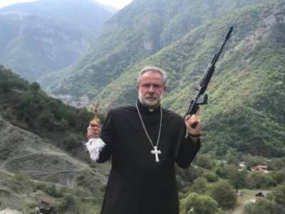 Տեր Հովհաննեսը Դադիվանքի զանգերն ու խաչը Հայաստան է բերում