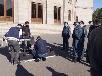 Tert.am: Полицейские запретили представителям СМИ разместить технику на площади Свободы в Ереване для освещения митинга