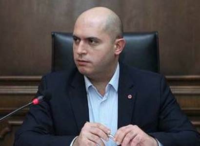 Ձեզ թվում է, Շարմազանովին, Իշխանին, Վանեցյանին ու Ծառուկյանին բռնելով, հարց եք լուծելո՞ւ. Արմեն Աշոտյան