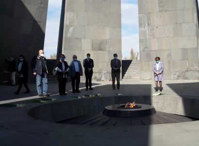 Բարոնուհի Քերոլայն Քոքսը հարգանքի տուրք է մատուցել Հայոց ցեղասպանության զոհերի հիշատակին