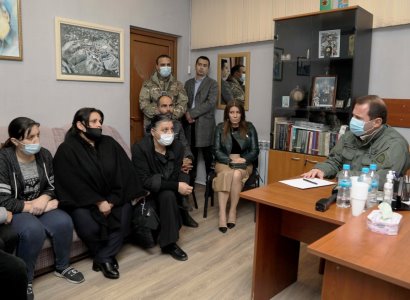 ՀՀ պաշտպանության նախարարը հանդիպել է անհետ կորած զինծառայողների ընտանիքների անդամների հետ (ֆոտո)
