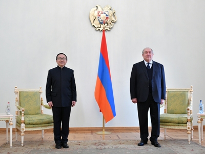 Մենք ապացուցել ենք, որ կարող ենք լինել լավ գործընկերներ. ՀՀ նախագահին հավատարմագրերն է հանձնել Չինաստանի նոր դեսպանը