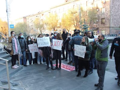 ARF youth stage protest outside Armenia ruling party headquarters (PHOTOS)