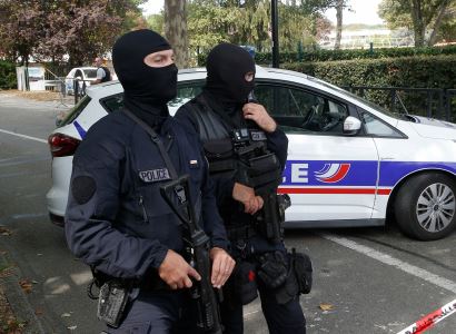 Парижская прокуратура потребовала поместить под стражу полицейских, избивших чернокожего музыкального продюсера