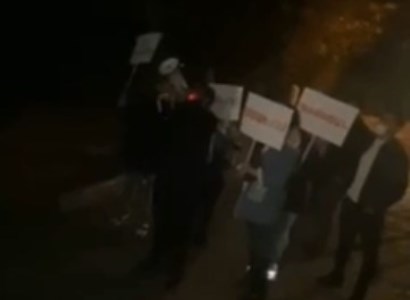 «Մեզ պետք չենք ձեր պես թուրքի առաջ կզող պատգամավորներ». բողոքի ակցիա՝ պատգամավոր Նարեկ Զեյնալյանի տան բակում