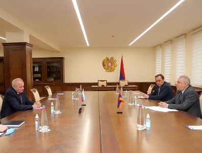Министр обороны Армении принял посла РФ в республике