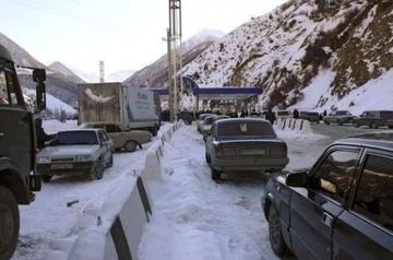 Более 500 грузовиков ждут открытия Военно-Грузинской дороги, связывающей Россию с Арменией