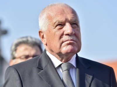 Бывшего президента Чехии оштрафовали за маску на подбородке
