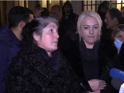 «Մինչեւ լույս էլ կմնանք». Արմավիրի մարզից անհետ կորած 34 զինծառայողների հարազատները ՊՆ-ի դիմաց են