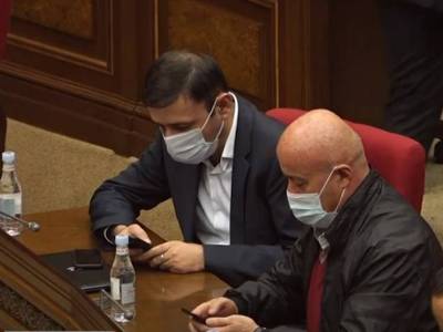 «Հրապարակ». Փաշինյանն իր թիմակիցներին ստիպում է ստատուսներ գրել. Թիմը դիմադրում է
