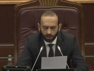 Поправился: На заседании парламента председательствует спикер Арарат Мирзоян