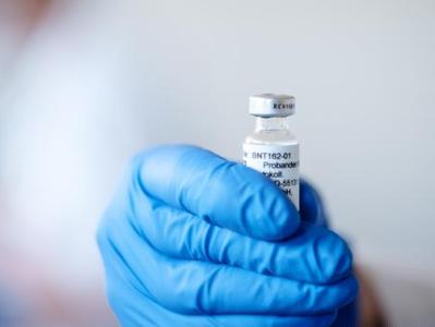 Богатые страны накапливают дозы вакцин против коронавируса, а бедные могут остаться без прививки
