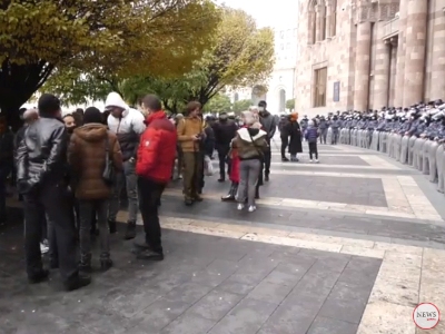 Акция у здания Правительства с требованием отставки премьер-министра Армении завершилась