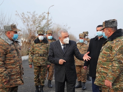 Armenian defense minister visits MOD peacekeeping brigade