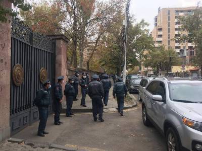 «Грапарак»: Усилена охрана здания парламента Армении