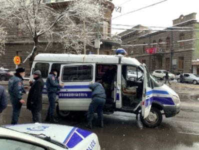 Քաղաքացիներին բերման ենթարկելու պահին ոստիկանության «ԳԱԶԵԼ»-ի դուռը պոկվեց (ֆոտո)