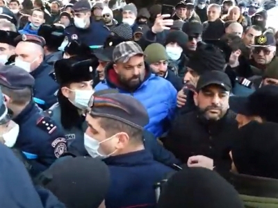 Փաշինյանն այնքան սրիկա է, որ թաքնվում է անհետ կորածների ծնողների ողբերգության հետեւը. վեճ ցուցարարների միջեւ