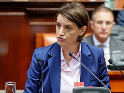 Премьер-министр Сербии первой в стране сделала вакцину против COVID-19