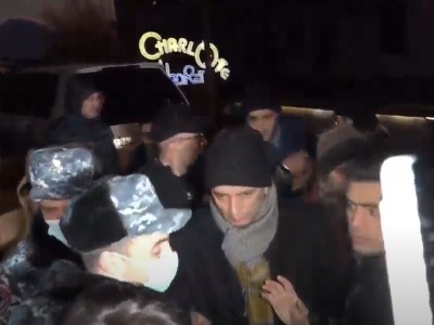 Խի՞ ես գոռում․լավ եմ անում, արա․ վիճաբանություն ոստիկանի եւ ակցիայի մասնակցի միջեւ