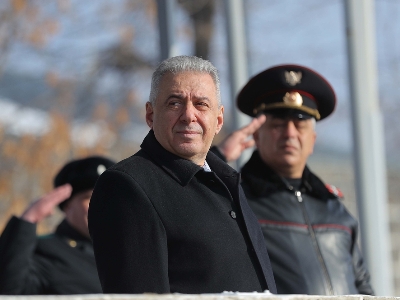 Armenia defense minister visits Russian 102nd Military Base