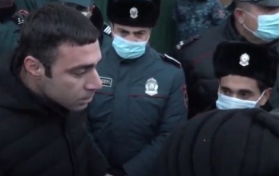 People gather near Yerevan international airport to prevent PM Pashinyan from traveling to Moscow