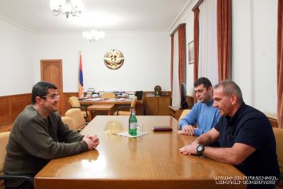 Արայիկ Հարությունյանը Երախտագիտության մեդալով է պարգեւատրել վնասվածքաբան-օրթոպեդ Վրեժ Մանուկյանին