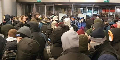 Коммерсантъ: Полиция вытолкала сторонников Навального из аэропорта «Внуково»