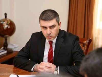 ԱՀ պետնախարարը դրամական աջակցության տրամադրման գործընթացում առկա խնդիրներին նվիրված խորհրդակցություն է հրավիրել