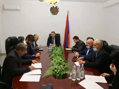 Armenia economy minister meets with Syunik Province governor and region's businessmen