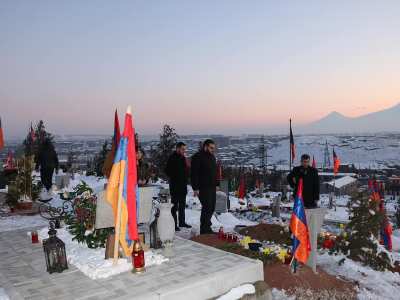 «Համալսարանականները զոհվածների ընտանիքների կողքին» նախաձեռնության անդամները հարգեցին Արցախի պատերազմի զոհերի հիշատակը