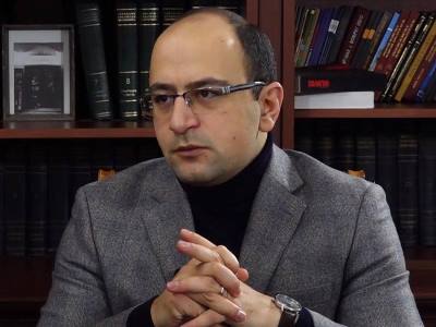 Անդրանիկ Քոչարյանը օդային տագնապի ձայնը լսելով` թողեց իրերը եւ պախկվեց reception-ի սեղանի տակ․Հայկ Մամիջանյան