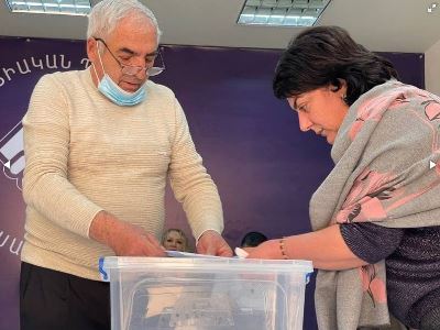 Մարտի 1-ի զոհերից Գոռ Քլոյանի հայրը՝ Սարգիս Քլոյանը ՔՊ-ական է (ֆոտո)