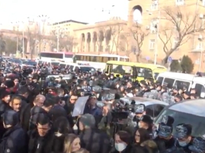 Ցուցարարները Կառավարության բակ գնալիս փակել են Բաղրամյան-Մաշտոց խաչմերուկը