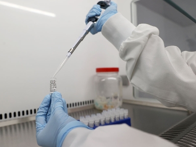 Вакцина AstraZeneca гораздо менее эффективна в борьбе с «южноафриканским»  штаммом коронавируса