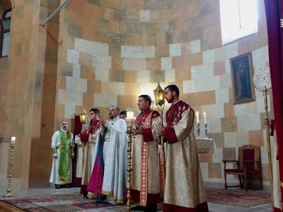 Արցախի թեմի նոր առաջնորդն առաջին առաջնորդական պատարագն է մատուցել Ստեփանակերտում. ներկա է եղել Արայիկ Հարությունյանը