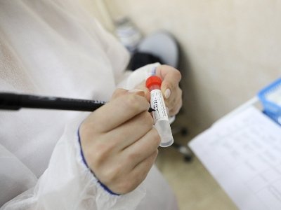 В России выявили менее 16 тысяч новых случаев COVID-19 впервые с октября, за сутки 407 человек умерли от COVID-19