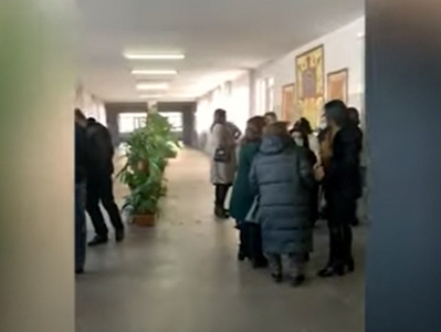 Մեզ սպառնում է, ասում է՝ աշխատավարձից կկտրեմ. Աբովյանի դպրոցի տնօրենն էլ, ուսուցիչներ էլ չեն «հանձնվում»