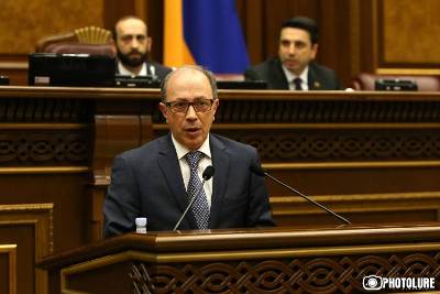 «Հրապարակ». ԱԳ նախարարը, որպես ուշիմ աշակերտ, սխալներն է շտկում