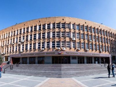 Մենք կանգնելու ենք մեր ռեկտորի կողքին. բողոքի ակցիա Հայ-ռուսական համալսարանում՝ ի պաշտպանություն ռեկտորի