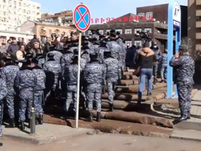 25 people apprehended outside Armenia government building