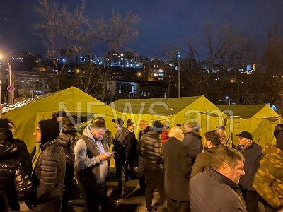 Police pulling new forces to Armenian parliament's building