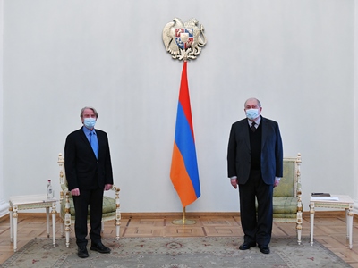Նախագահ Արմեն Սարգսյանը հյուրընկալել է Ֆրանսիայի նախկին արտգործնախարար Բեռնար Քուշներին