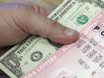 Житель Флориды выиграл полмиллиона в лотерею, используя числа из печенья с предсказанием