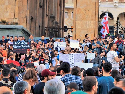 Оппозиция устраивает митинг у парламента в Тбилиси с требованием освободить депутата Мелию