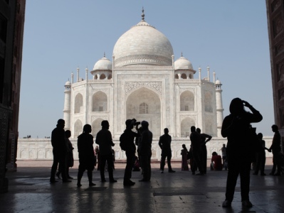 Tourists evacuated from Taj Mahal amid bomb threat