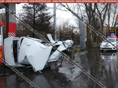 «Կասկադյորական» ավտովթար Երևանում. BMW-ն բախվել է բենզալցակայանի մոտ կայանված «07»-ին, վերջինս կողաշրջվել է