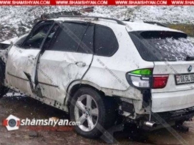 В Армавирской области водитель BMW X6 врезался в ограждение и упал в овраг: есть раненые