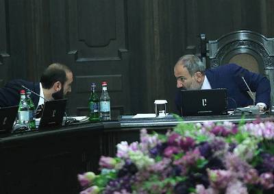 «Ժողովուրդ». Ինչու են լարվել Փաշինյանի և Արարատ Միրզոյանի հարաբերությունները ու ինչ է սպասվում Միրզոյանի կուրսեցիներին