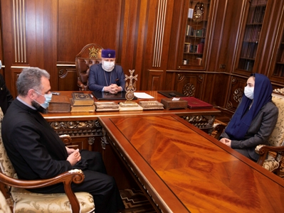 Գարեգին Բ-ն հանդիպել է Նարեկ սարկավագ Պետրոսյանի այրու հետ